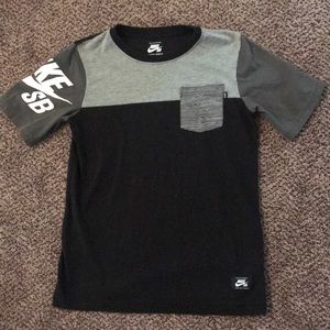 Nike SB pocket t